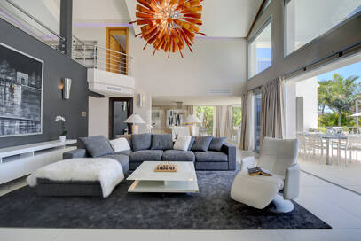 Modern villa i Los Naranjos Golf ligger i en gated community