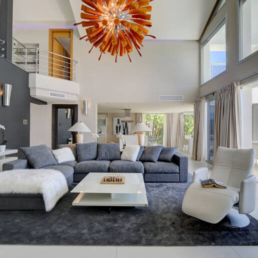 Modern villa i Los Naranjos Golf ligger i en gated community