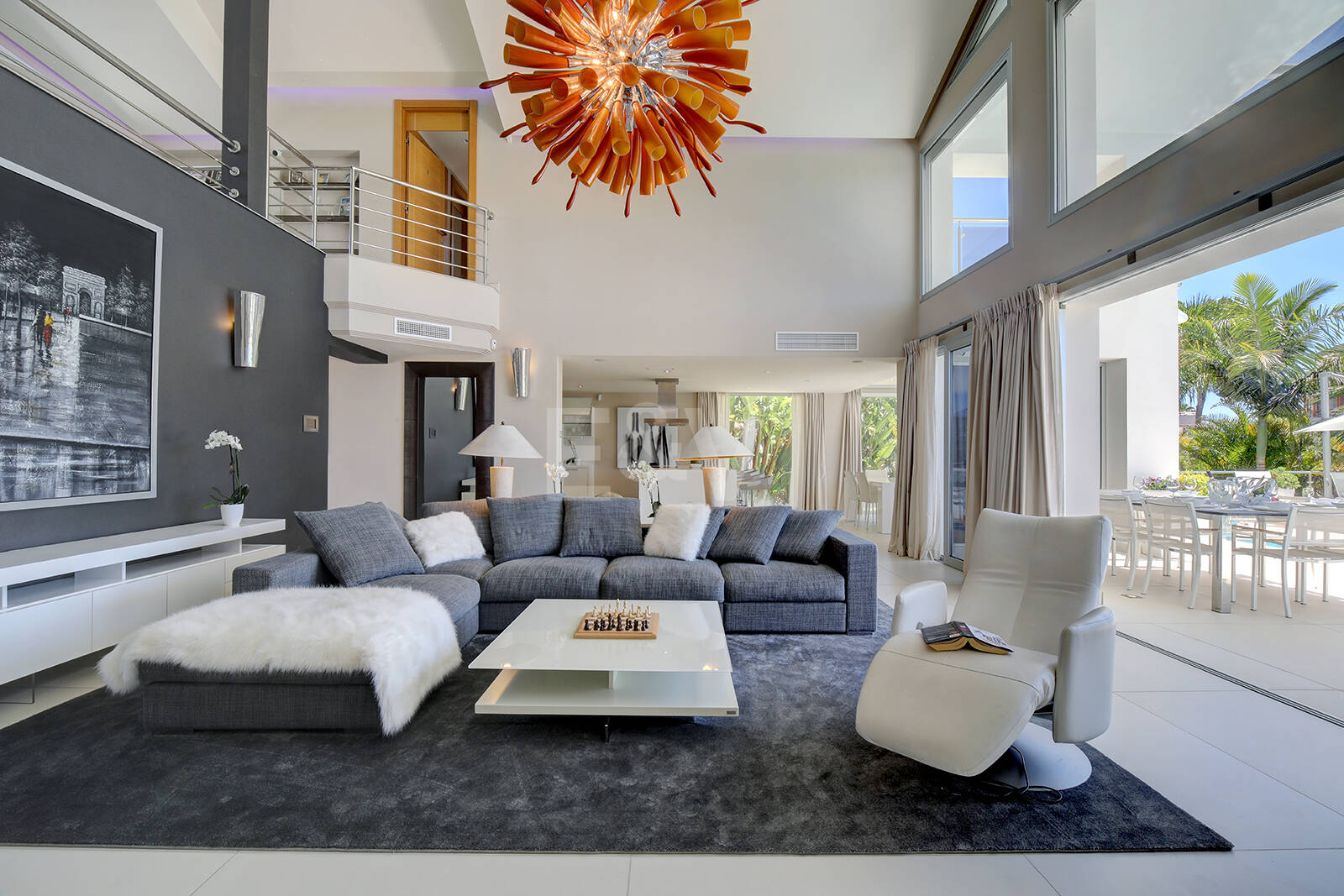 Modern villa i Los Naranjos Golf ligger i en gated community