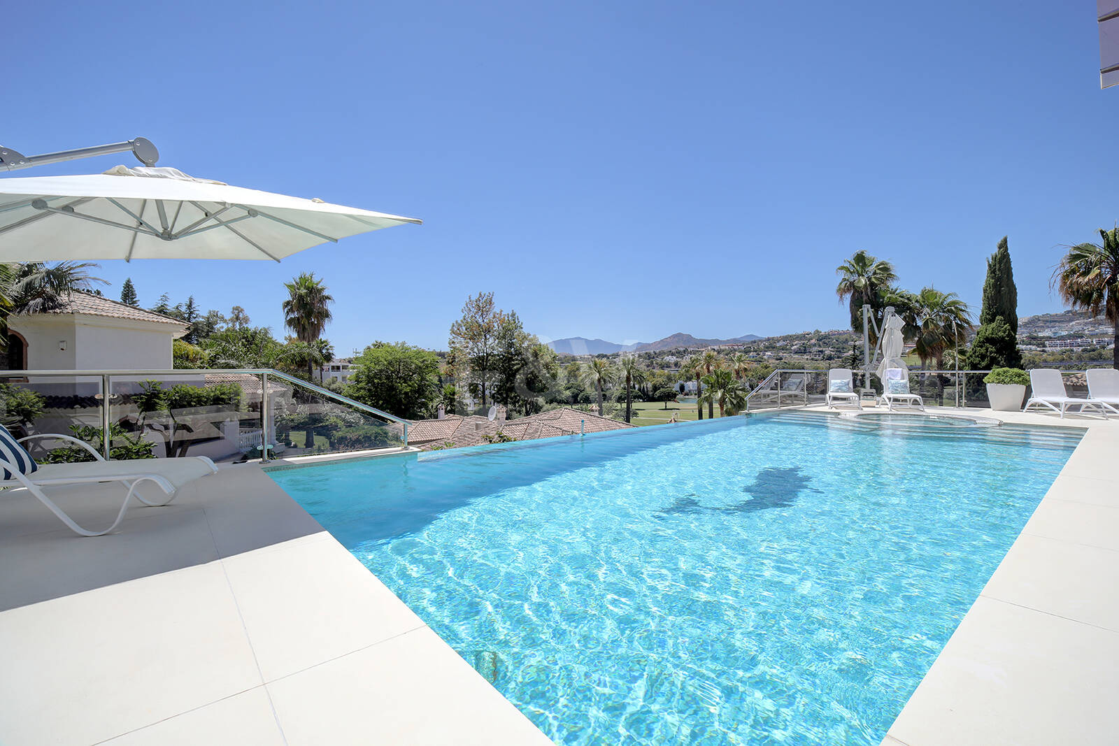 Modern villa i Los Naranjos Golf ligger i en gated community