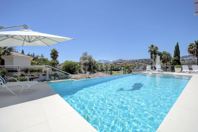 Modern villa i Los Naranjos Golf ligger i en gated community