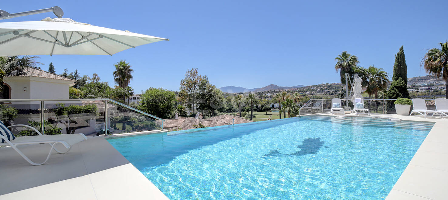 Modern villa i Los Naranjos Golf ligger i en gated community