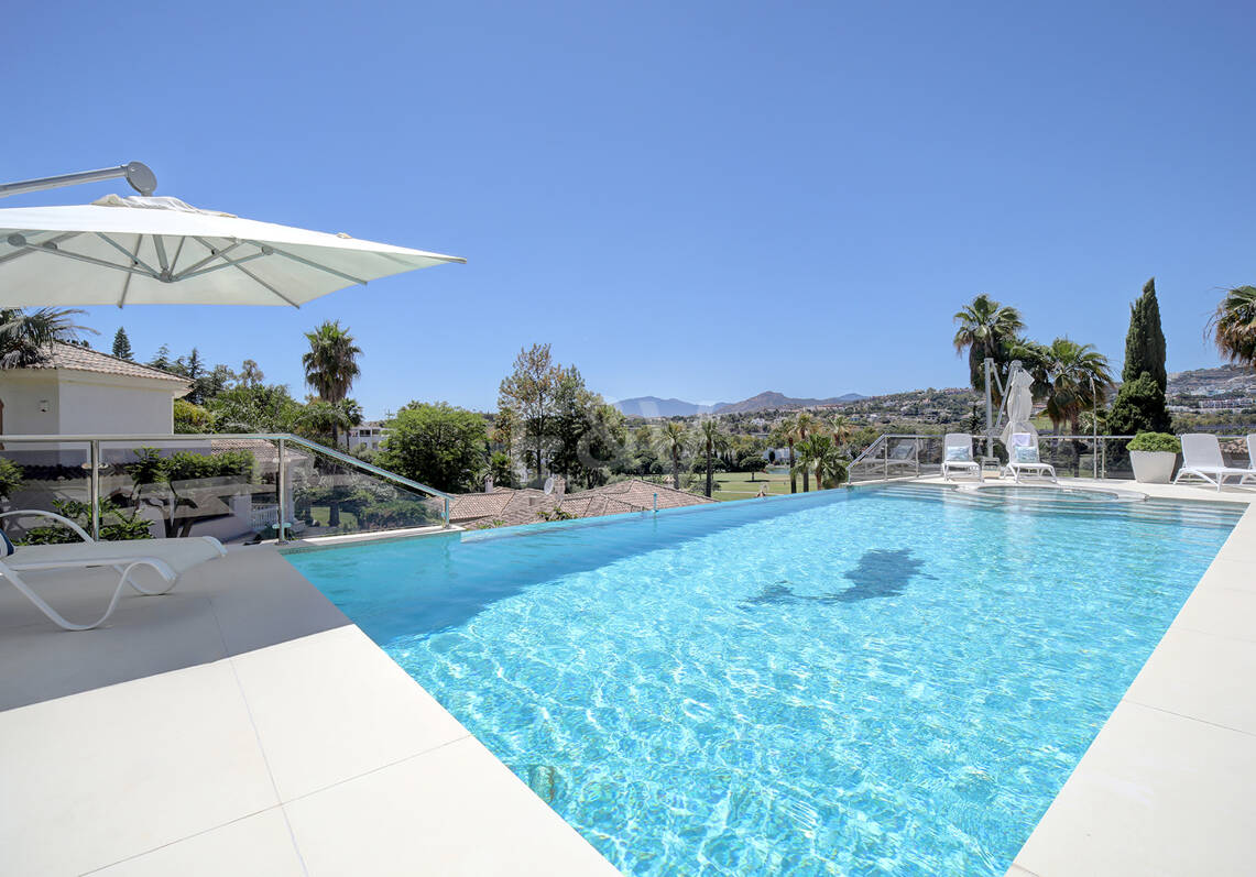 Modern villa in Los Naranjos Golf located in a gated community