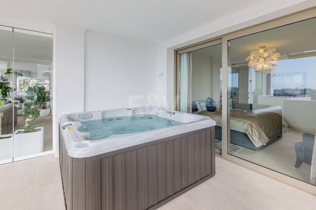 Apartamento con impresionantes vistas al mar en Aloha.