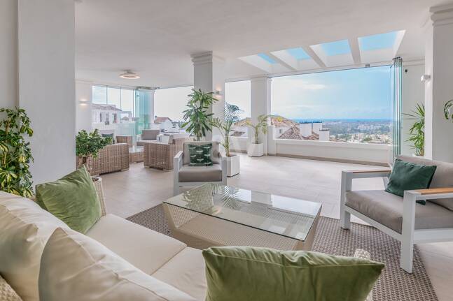 Apartamento con impresionantes vistas al mar en Aloha.