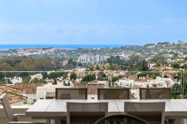 Apartamento con impresionantes vistas al mar en Aloha.