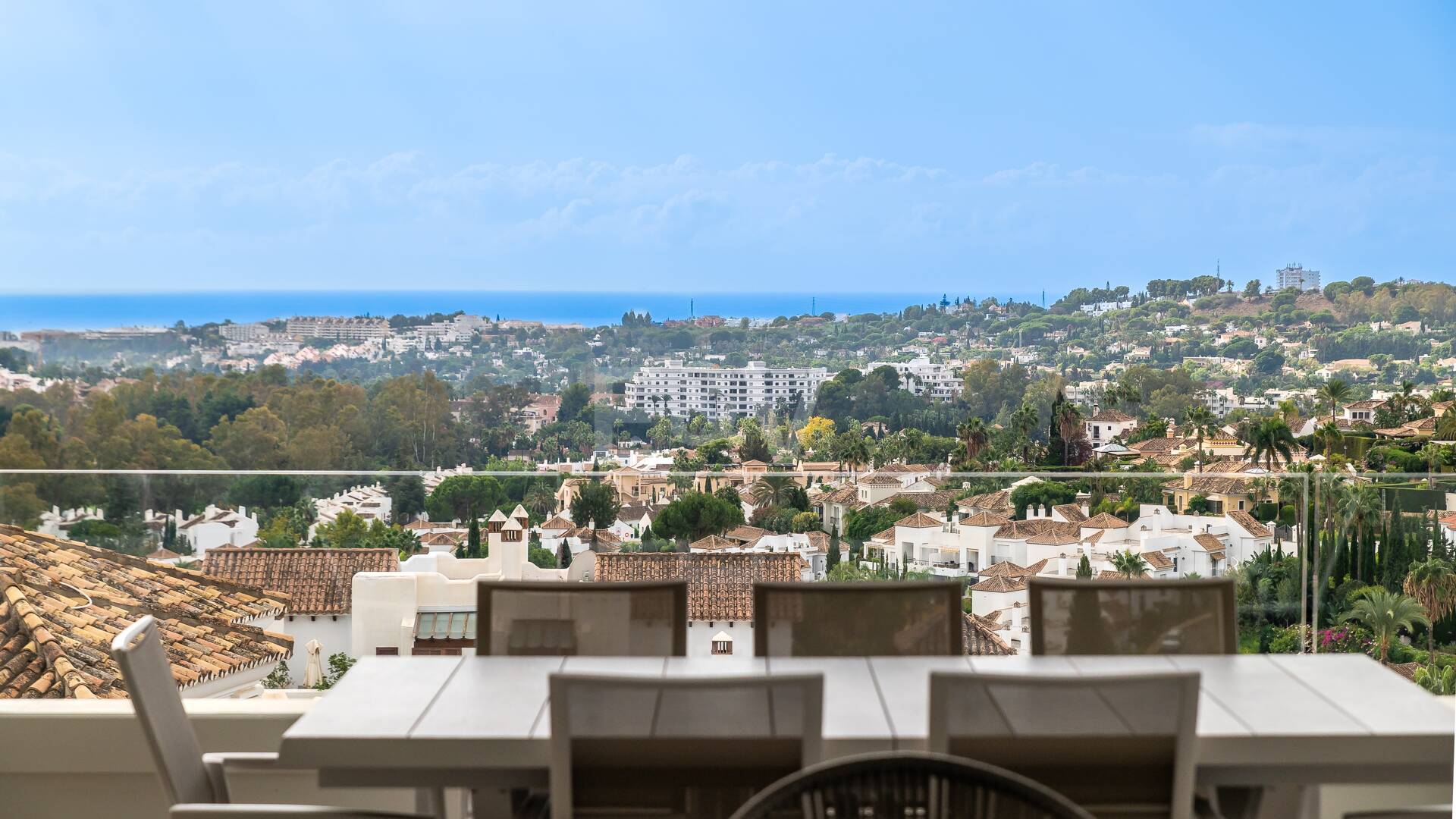 Apartamento con impresionantes vistas al mar en Aloha.