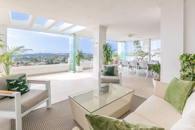 Apartamento con impresionantes vistas al mar en Aloha.