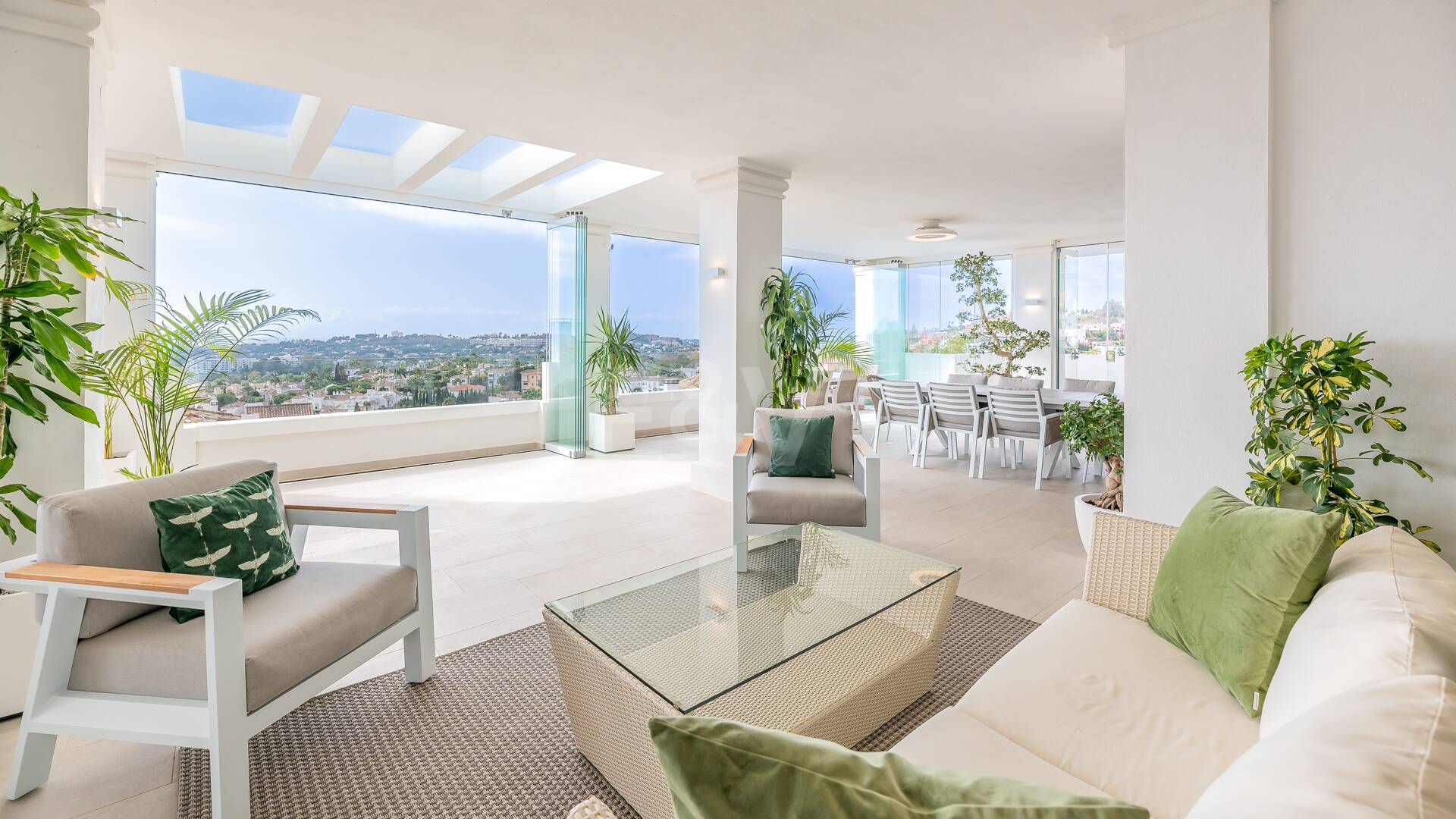 Apartamento con impresionantes vistas al mar en Aloha.