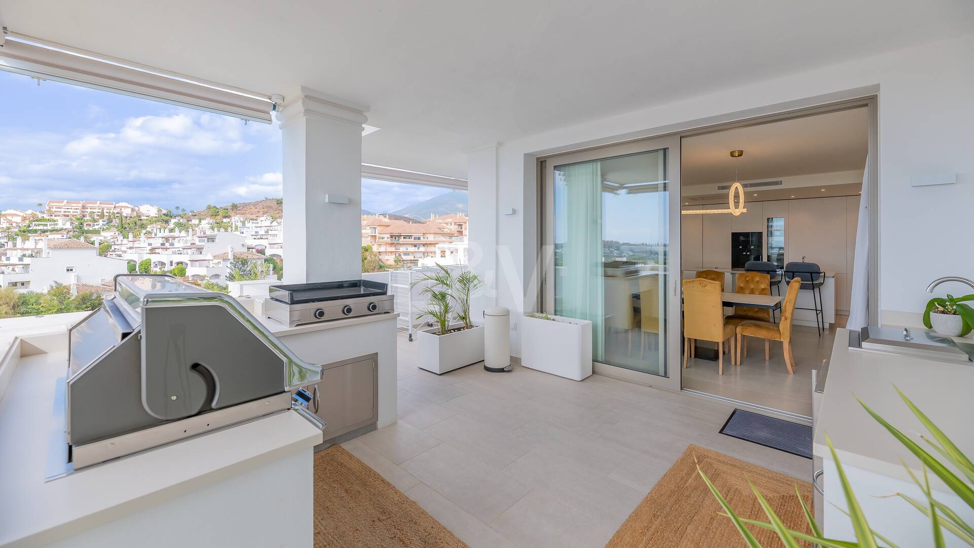 Apartamento con impresionantes vistas al mar en Aloha.