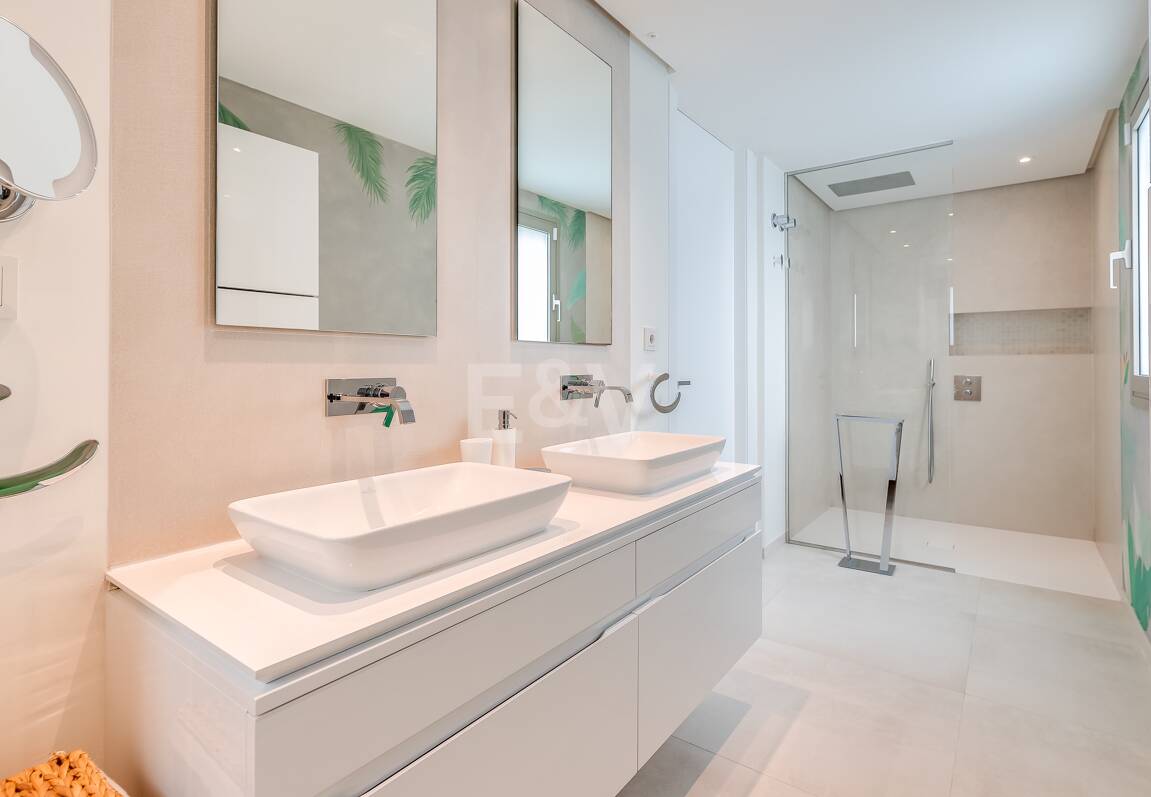 Apartamento con impresionantes vistas al mar en Aloha.