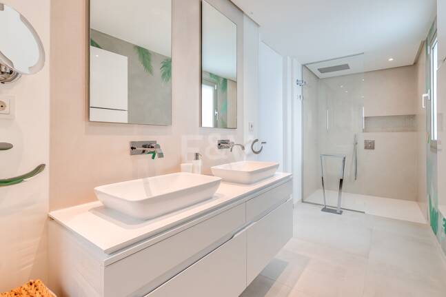 Apartamento con impresionantes vistas al mar en Aloha.