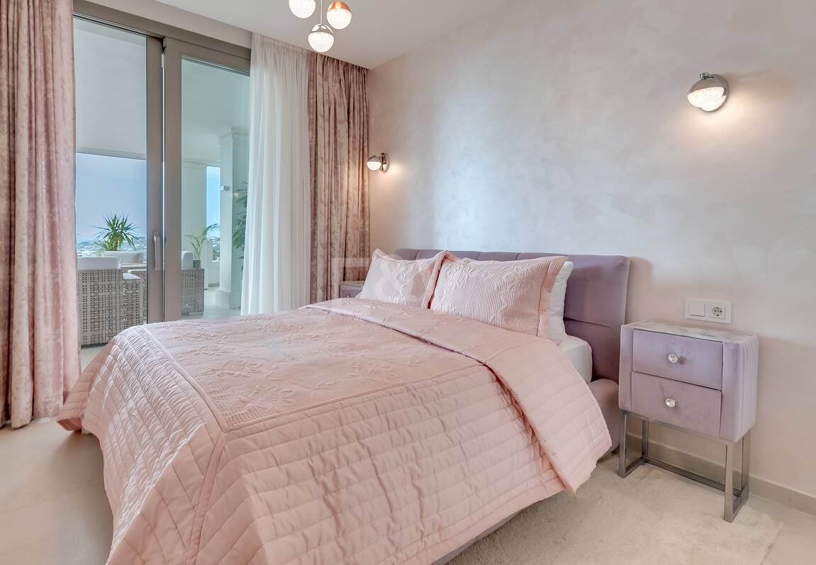 Apartamento con impresionantes vistas al mar en Aloha.