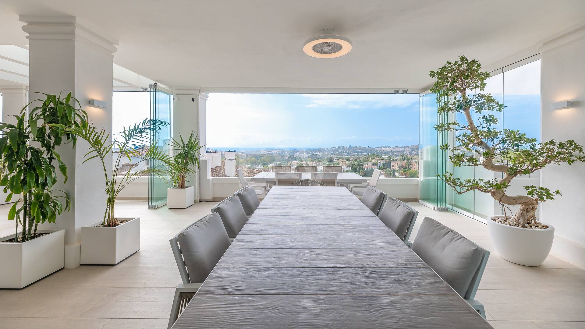 Apartamento con impresionantes vistas al mar en Aloha.