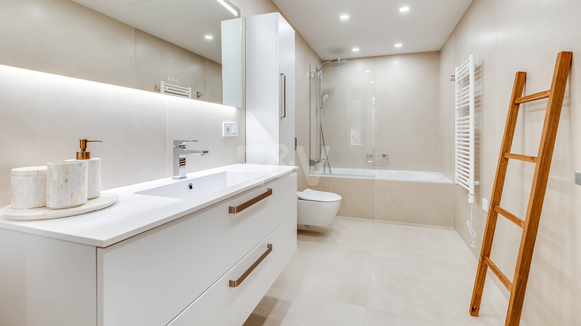 Apartamento con impresionantes vistas al mar en Aloha.