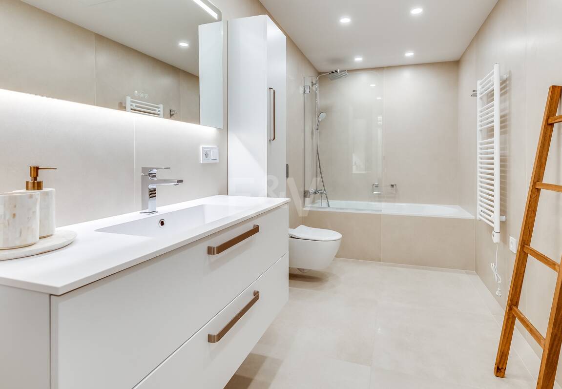 Apartamento con impresionantes vistas al mar en Aloha.