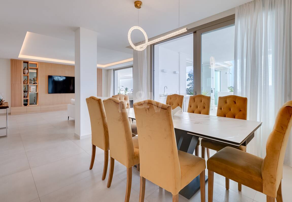 Apartamento con impresionantes vistas al mar en Aloha.