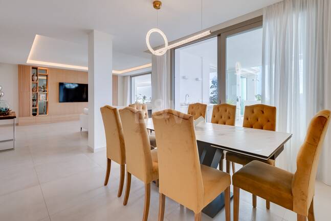 Apartamento con impresionantes vistas al mar en Aloha.