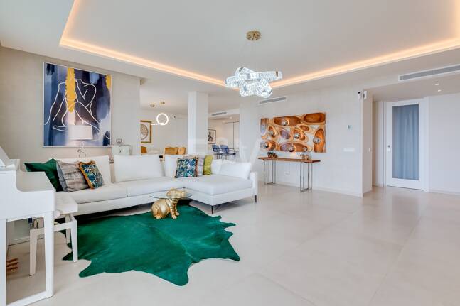 Apartamento con impresionantes vistas al mar en Aloha.