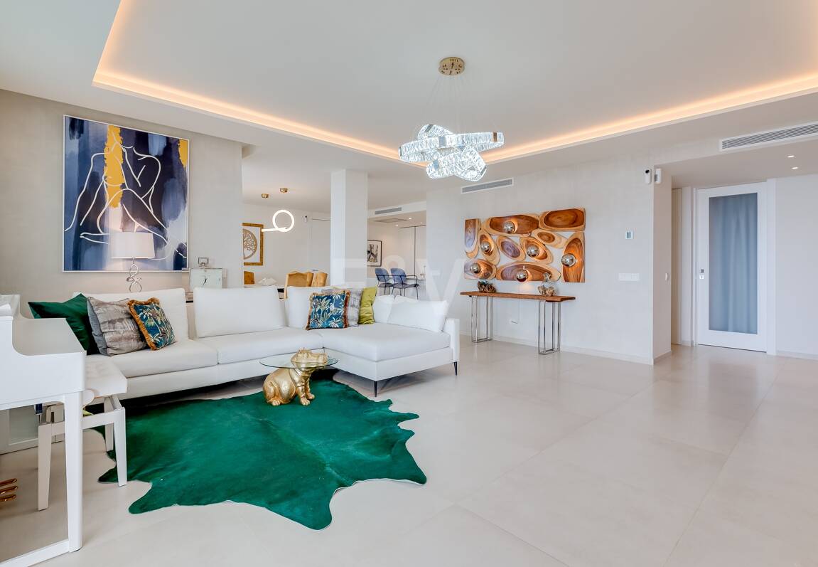 Apartamento con impresionantes vistas al mar en Aloha.