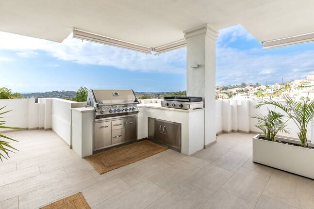 Apartamento con impresionantes vistas al mar en Aloha.