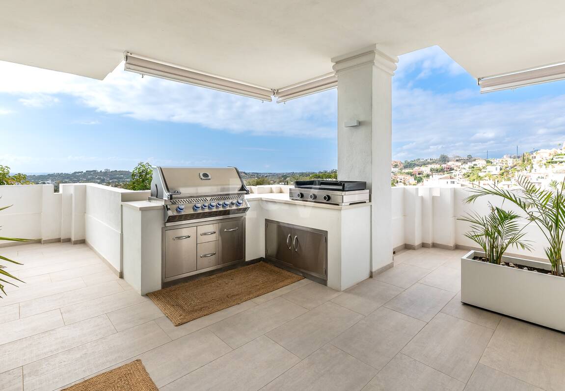 Apartamento con impresionantes vistas al mar en Aloha.