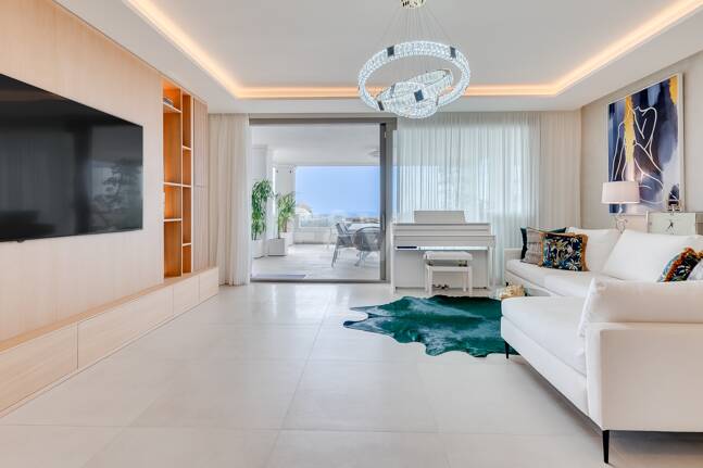 Apartamento con impresionantes vistas al mar en Aloha.