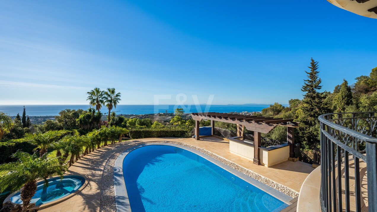 Clásica villa de lujo en Altos de Los Monteros con vistas panorámicas