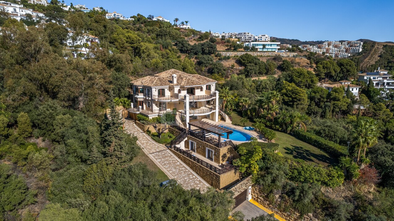 Clásica villa de lujo en Altos de Los Monteros con vistas panorámicas