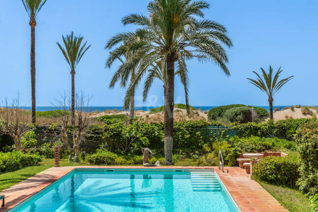 Einzigartiges Objekt zur Errichtung einer Strandvilla am Meer in Reserva de Los Monteros