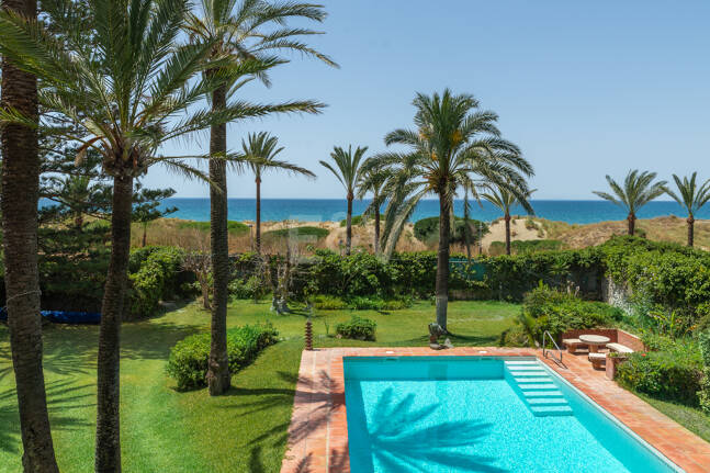 Einzigartiges Objekt zur Errichtung einer Strandvilla am Meer in Reserva de Los Monteros