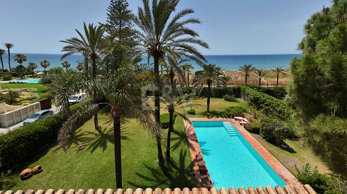 Propriété exceptionnelle pour construire une villa de plage en première ligne à Reserva de Los Monteros