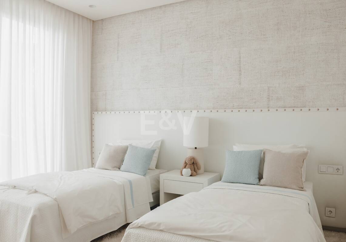 Tranquilo Apartamento Dúplex con Jardín y Vistas al Mar en Marbella Club Golf Resort