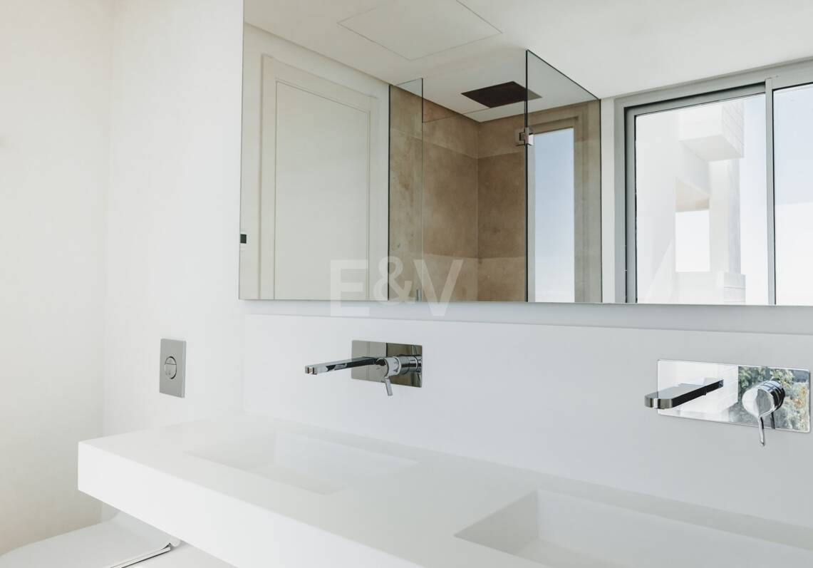 Tranquilo Apartamento Dúplex con Jardín y Vistas al Mar en Marbella Club Golf Resort