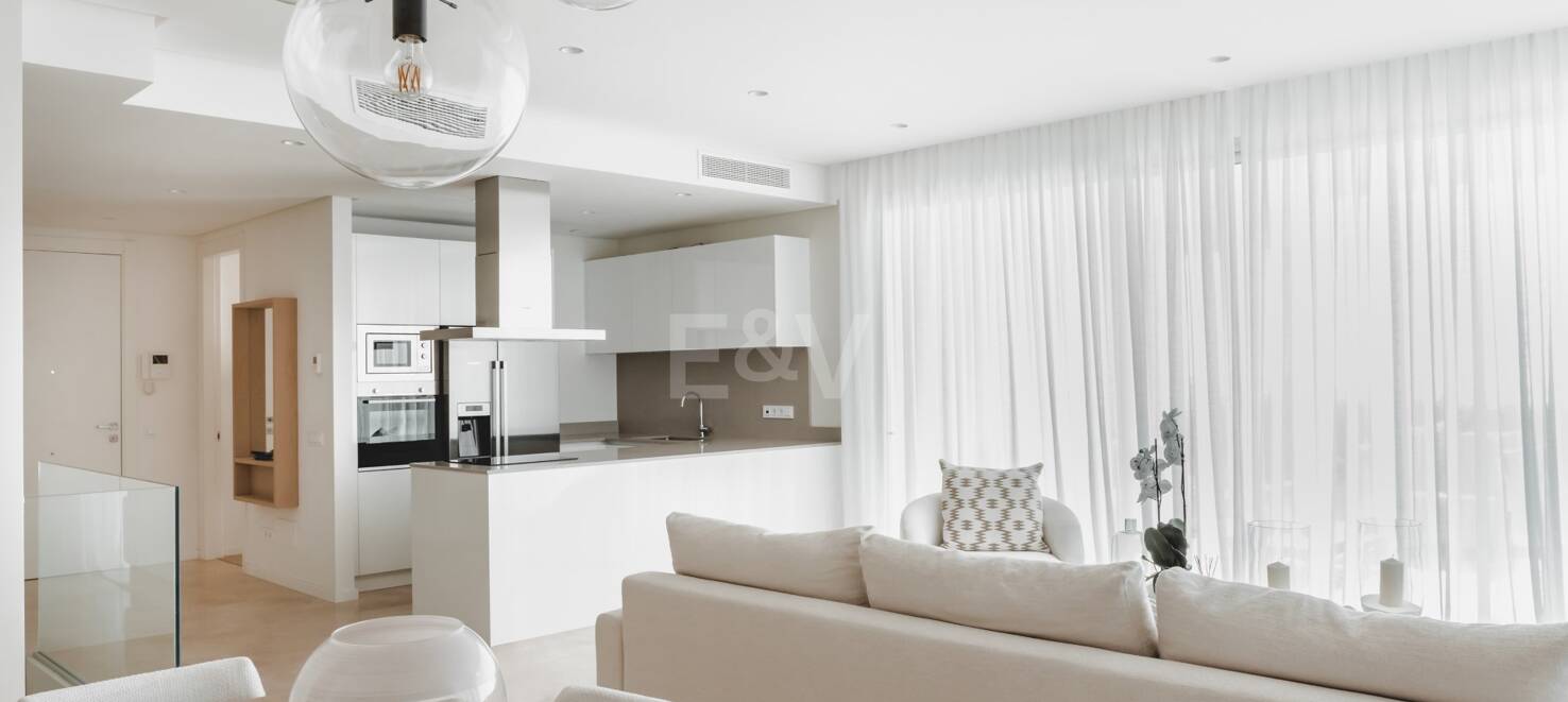 Tranquil Duplex Lägenhet med trädgård och havsutsikt i Marbella Club Golf Resort