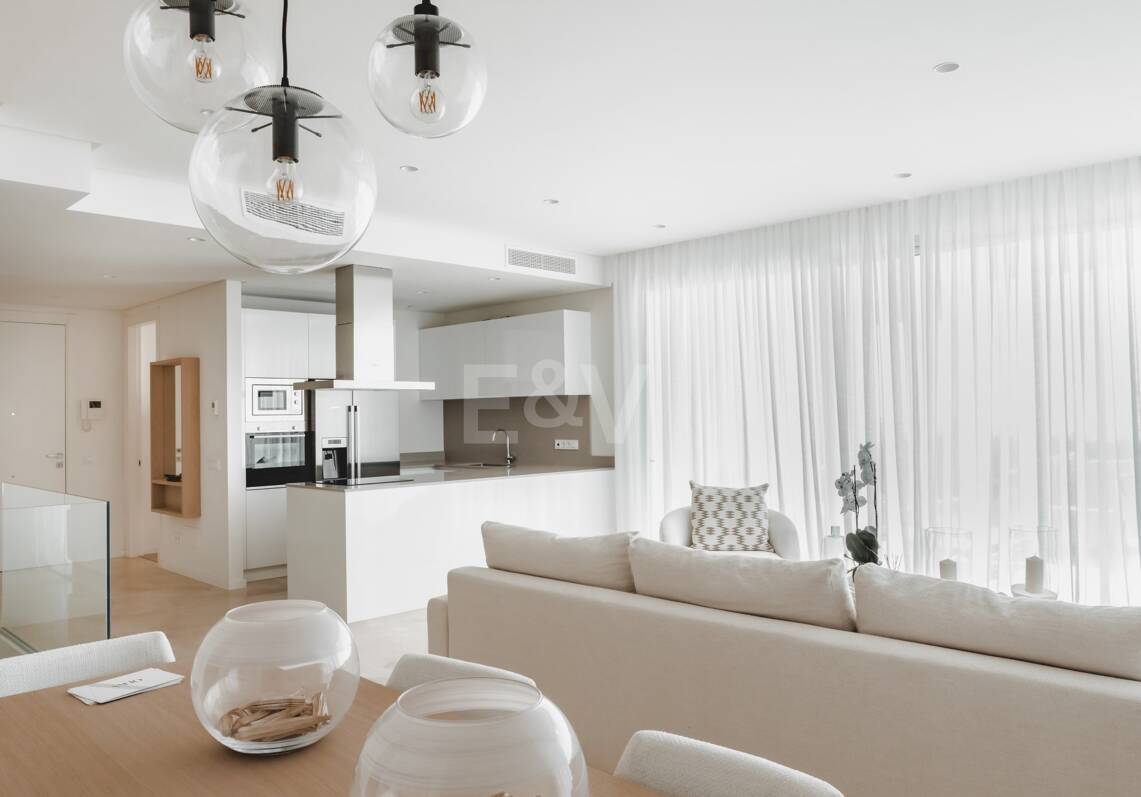Tranquilo Apartamento Dúplex con Jardín y Vistas al Mar en Marbella Club Golf Resort