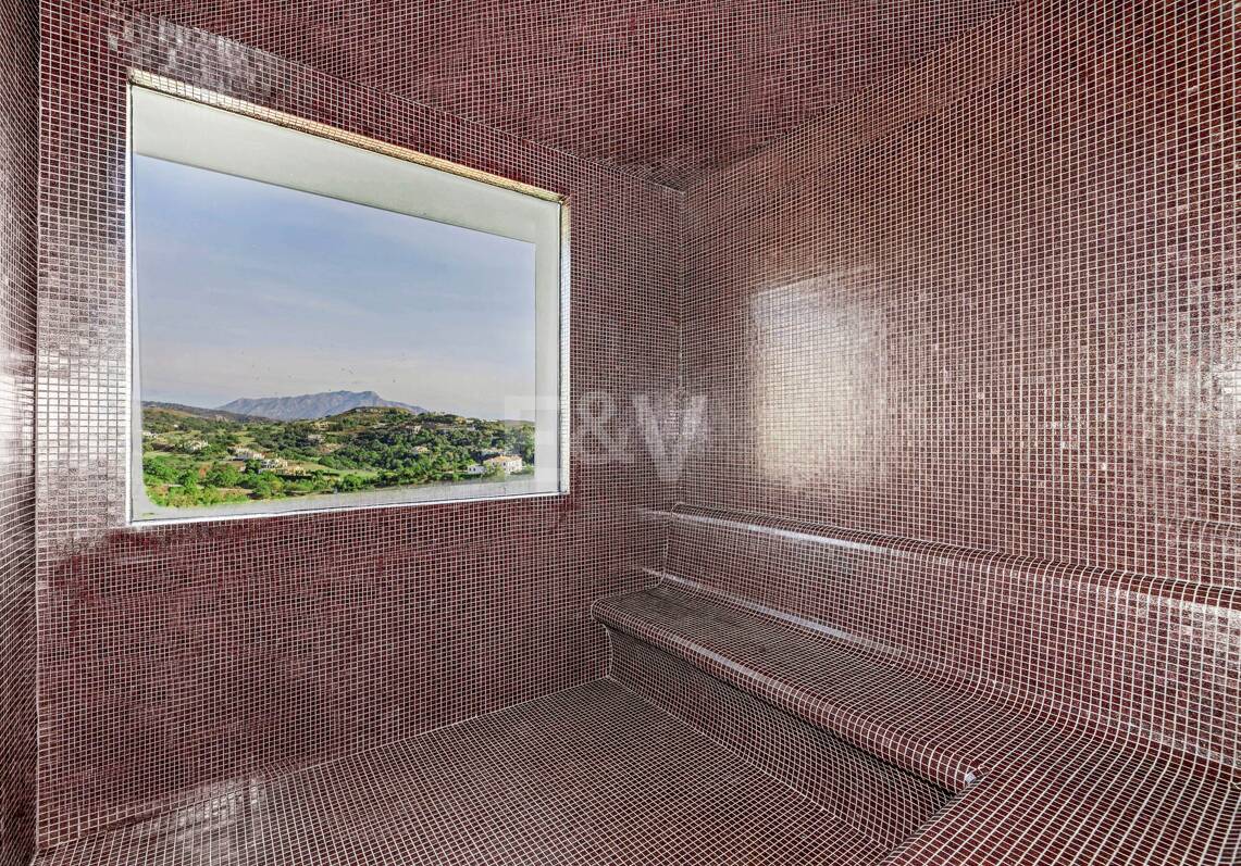 Tranquilo Apartamento Dúplex con Jardín y Vistas al Mar en Marbella Club Golf Resort