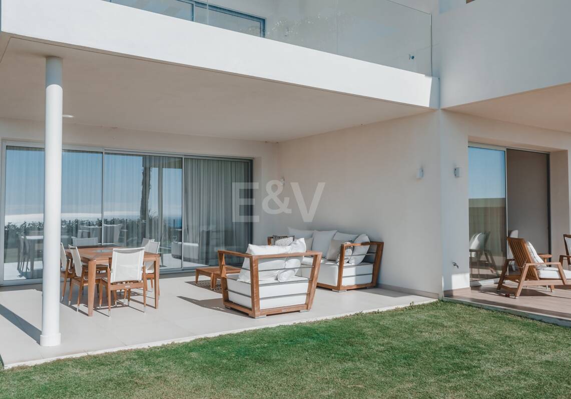 Tranquilo Apartamento Dúplex con Jardín y Vistas al Mar en Marbella Club Golf Resort