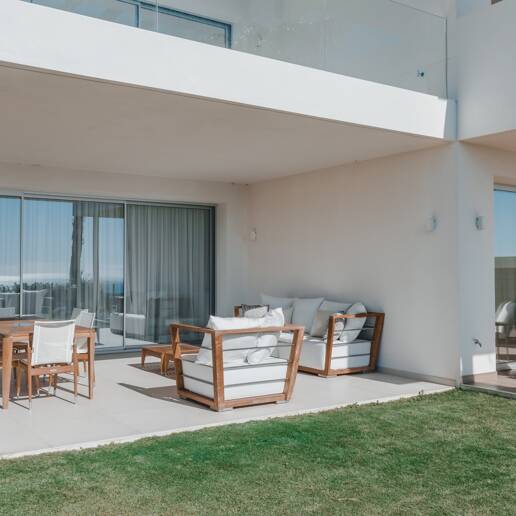 Tranquil Duplex Lägenhet med trädgård och havsutsikt i Marbella Club Golf Resort
