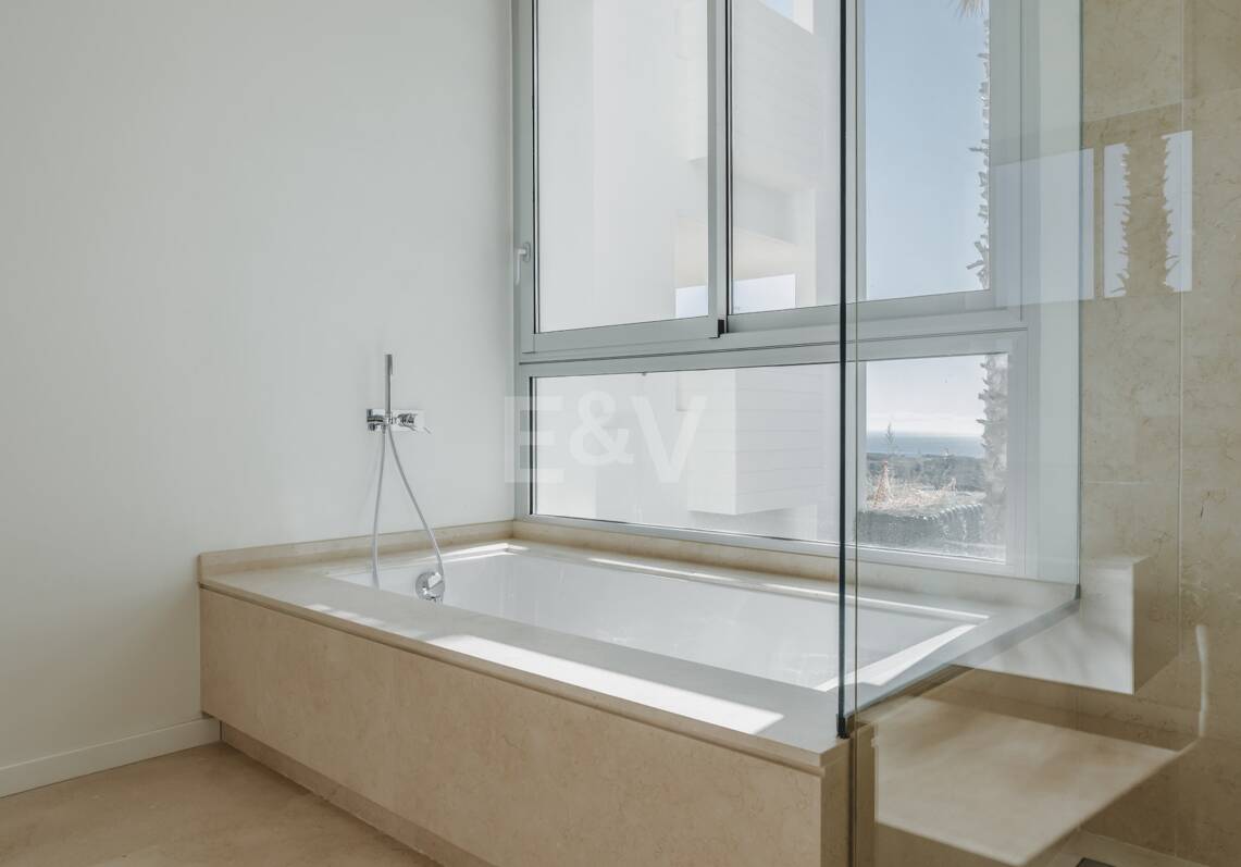Tranquilo Apartamento Dúplex con Jardín y Vistas al Mar en Marbella Club Golf Resort