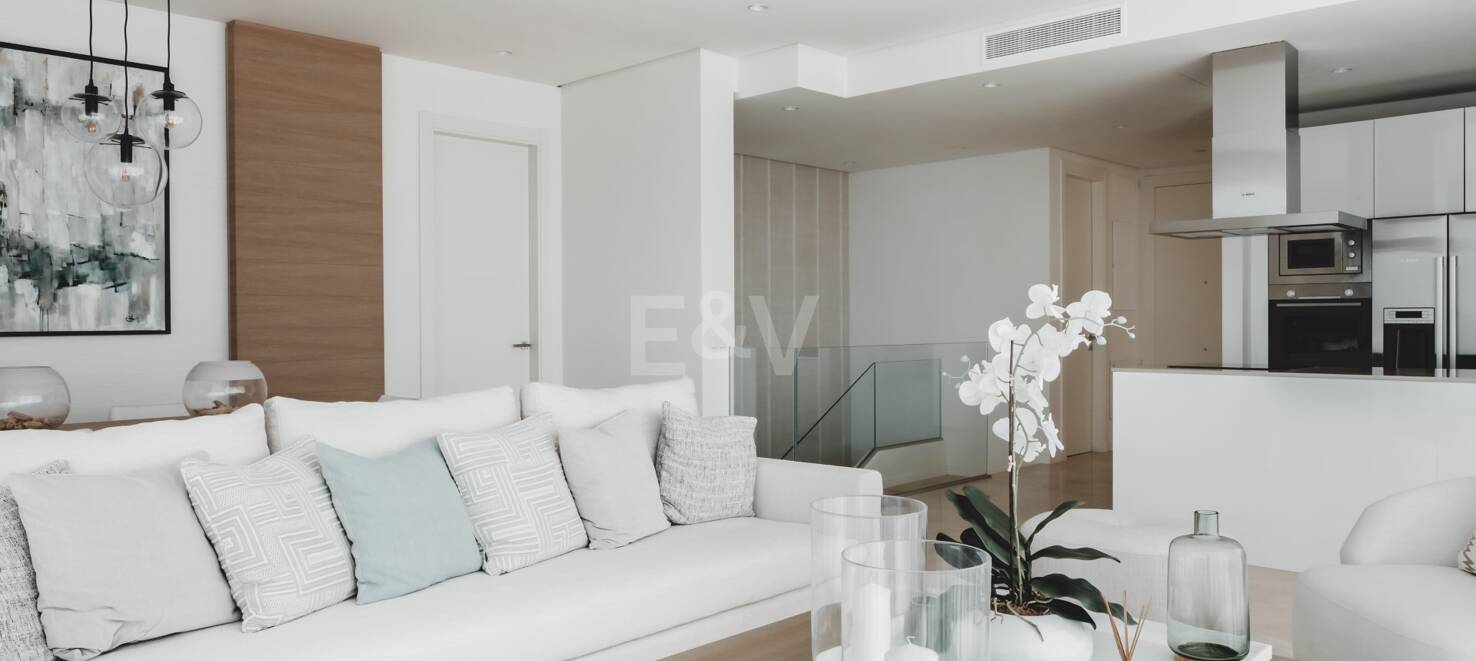 Tranquil Duplex Lägenhet med trädgård och havsutsikt i Marbella Club Golf Resort