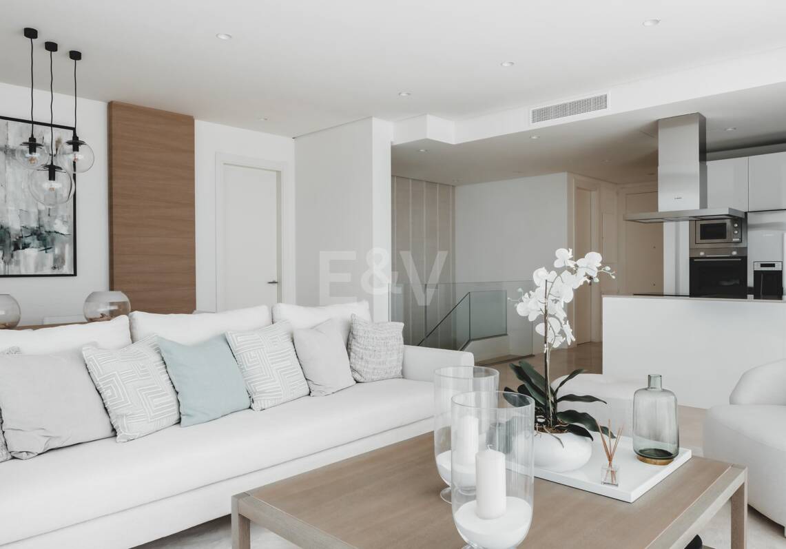 Tranquilo Apartamento Dúplex con Jardín y Vistas al Mar en Marbella Club Golf Resort