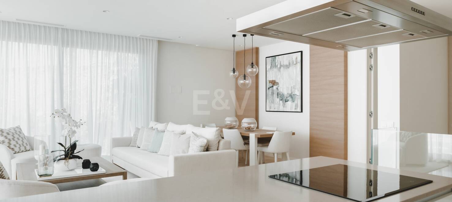 Tranquil Duplex Lägenhet med trädgård och havsutsikt i Marbella Club Golf Resort