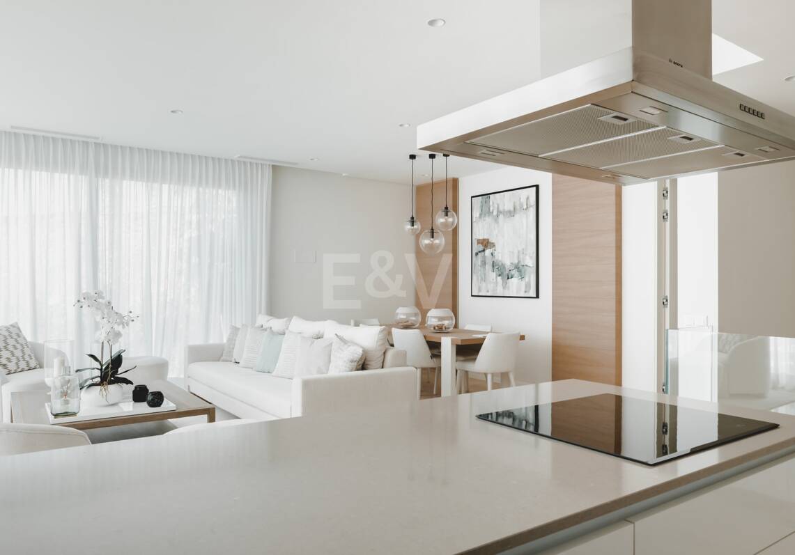 Tranquilo Apartamento Dúplex con Jardín y Vistas al Mar en Marbella Club Golf Resort