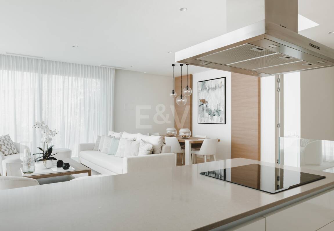 Tranquil Duplex Appartement avec vue sur le jardin et la mer à Marbella Club Golf Resort