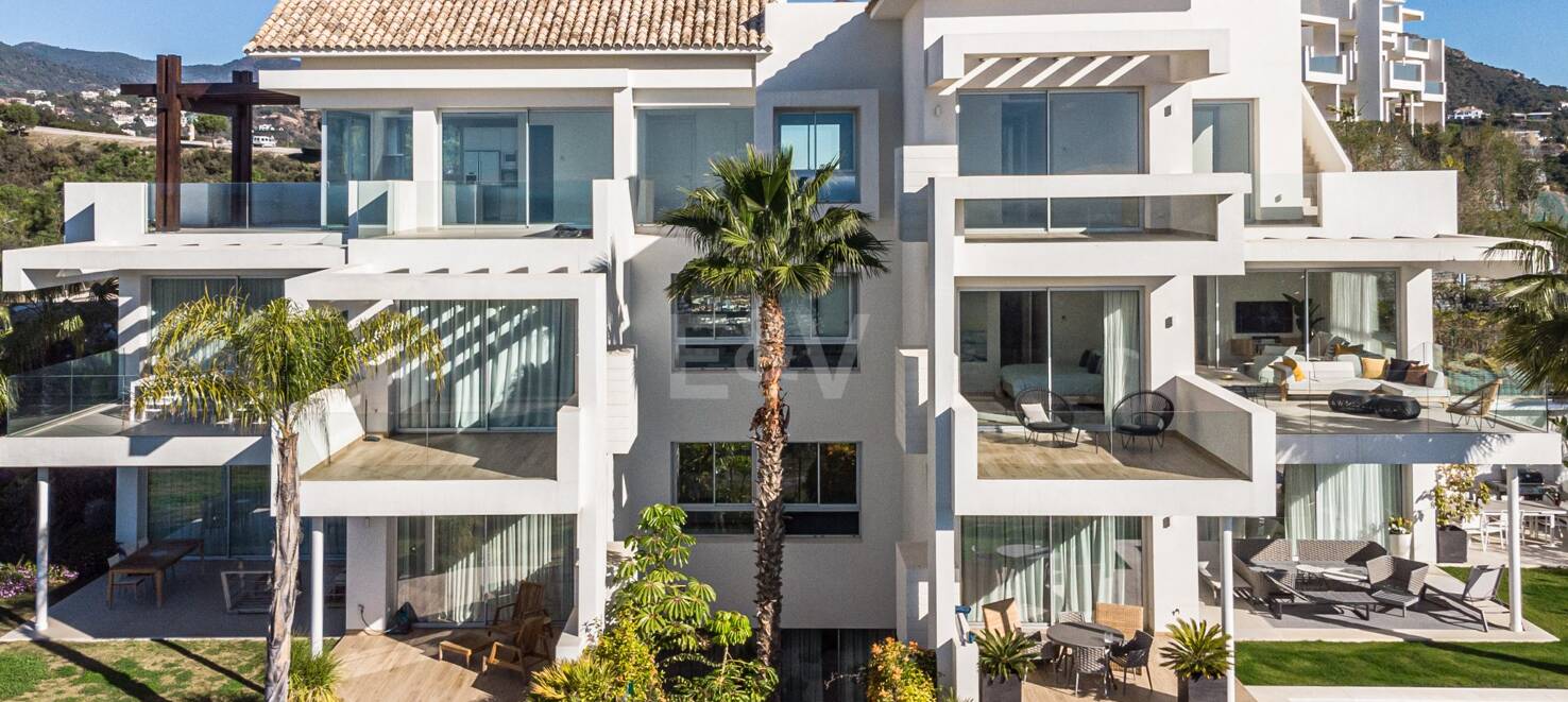 Tranquil Duplex Lägenhet med trädgård och havsutsikt i Marbella Club Golf Resort
