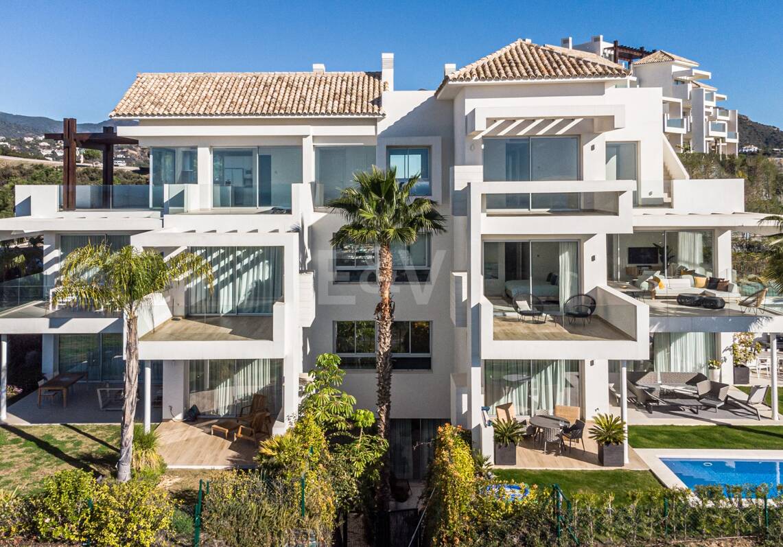 Tranquilo Apartamento Dúplex con Jardín y Vistas al Mar en Marbella Club Golf Resort