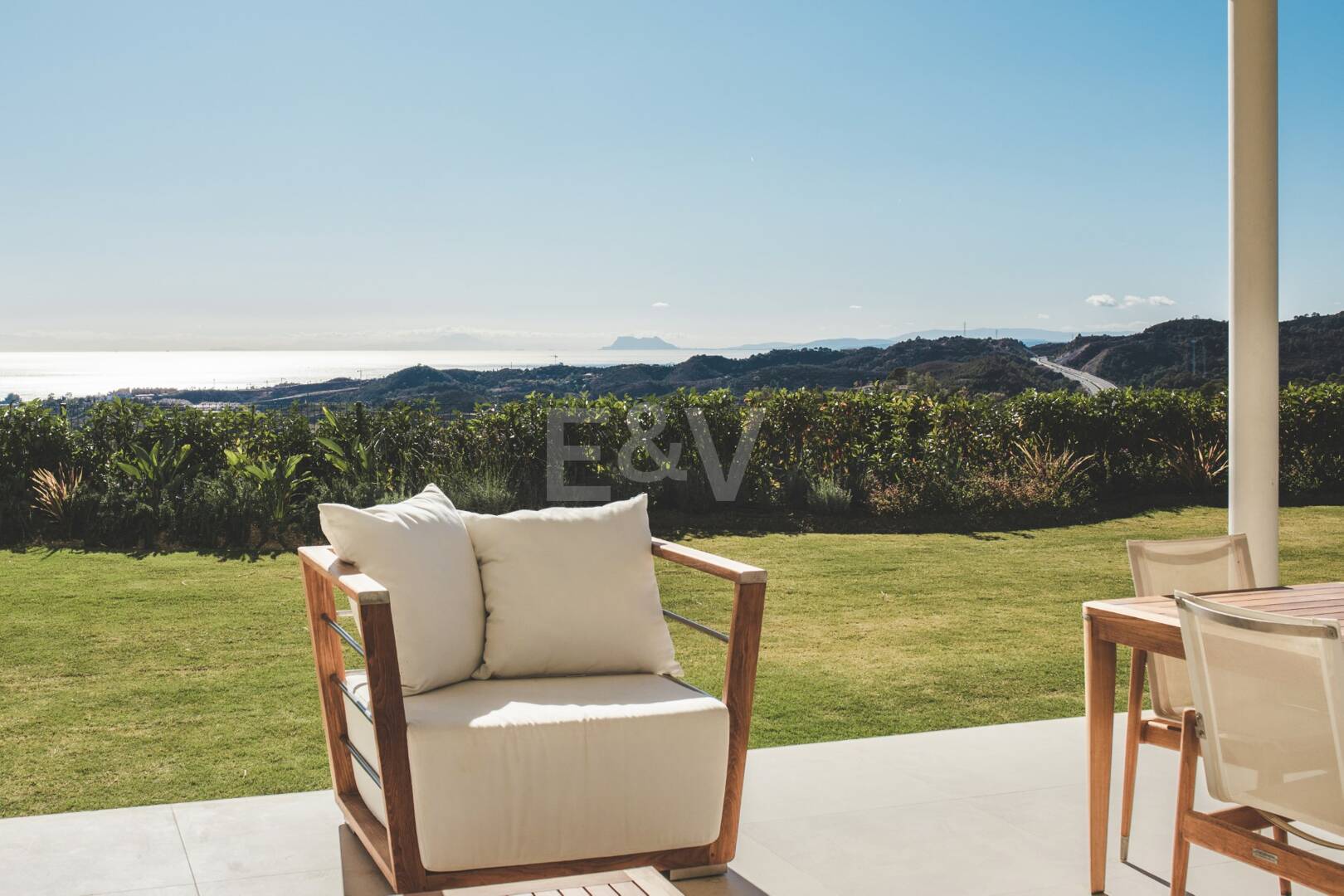 Tranquil Duplex Appartement avec vue sur le jardin et la mer à Marbella Club Golf Resort