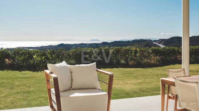 Tranquil Duplex Appartement avec vue sur le jardin et la mer à Marbella Club Golf Resort