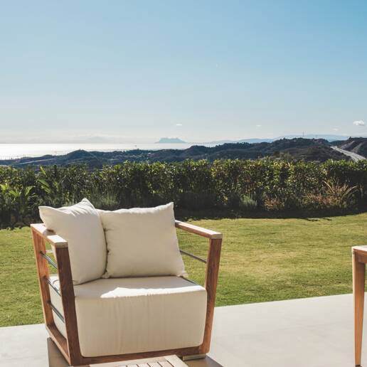 Tranquil Duplex Lägenhet med trädgård och havsutsikt i Marbella Club Golf Resort